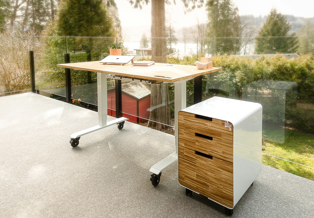 Photo slim woven bamboo portable workspace lamp